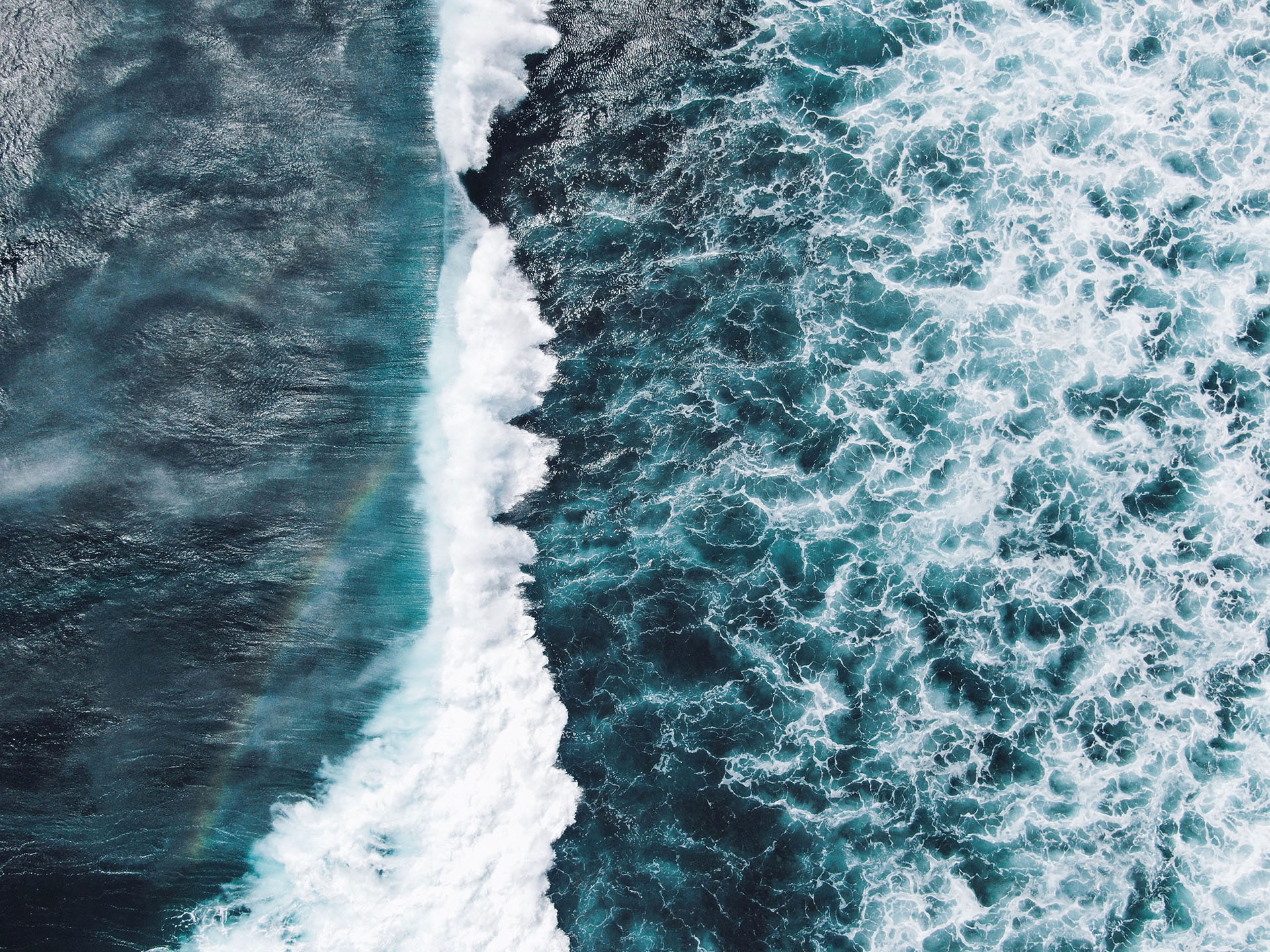 Vue en plongée des vagues de l'océan