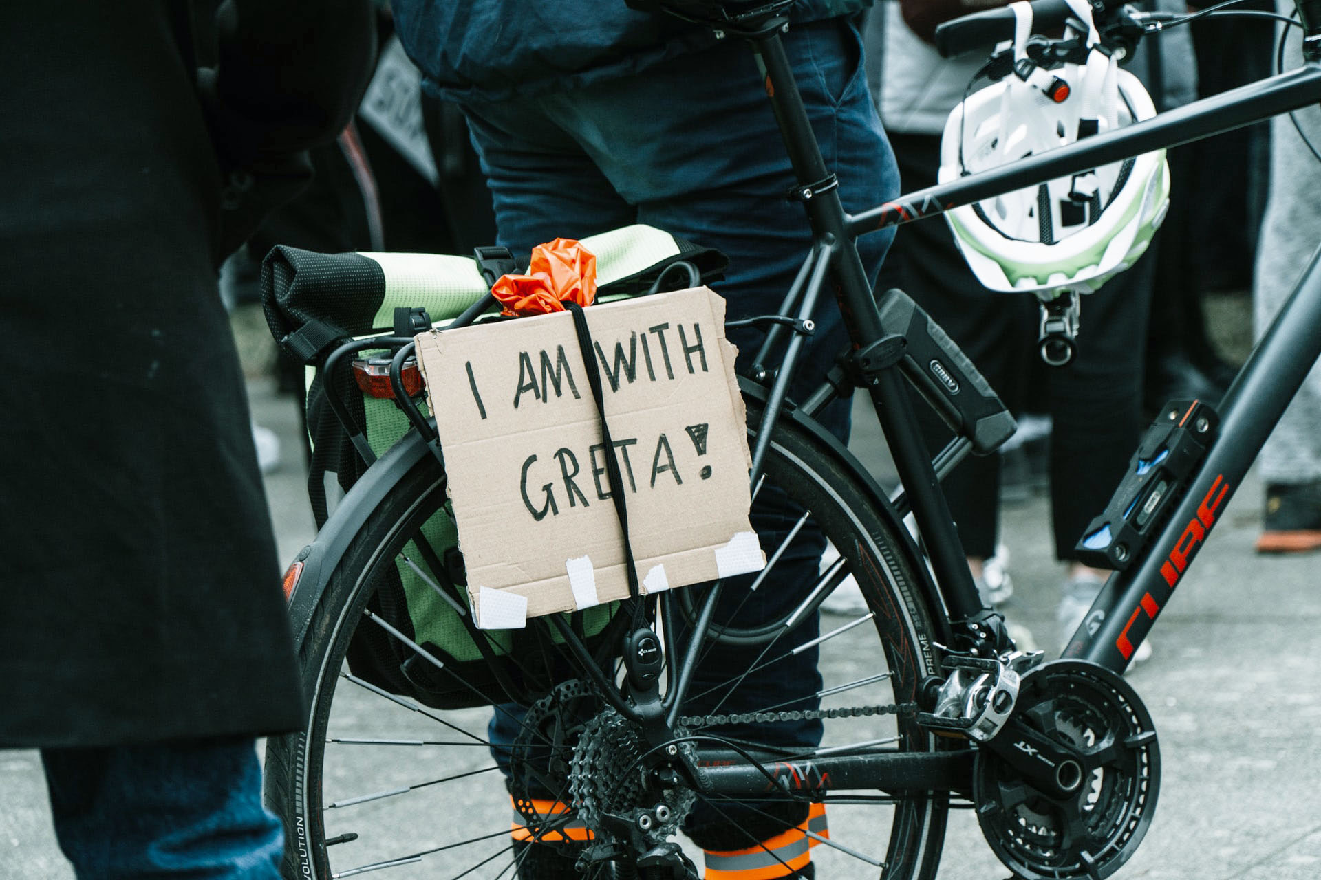 Pancarte I am with Greta accrochée à un vélo