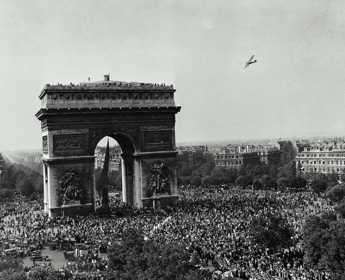 Vue de lArc de Triopmpe lors de la Libération de Paris le 30 août 1944