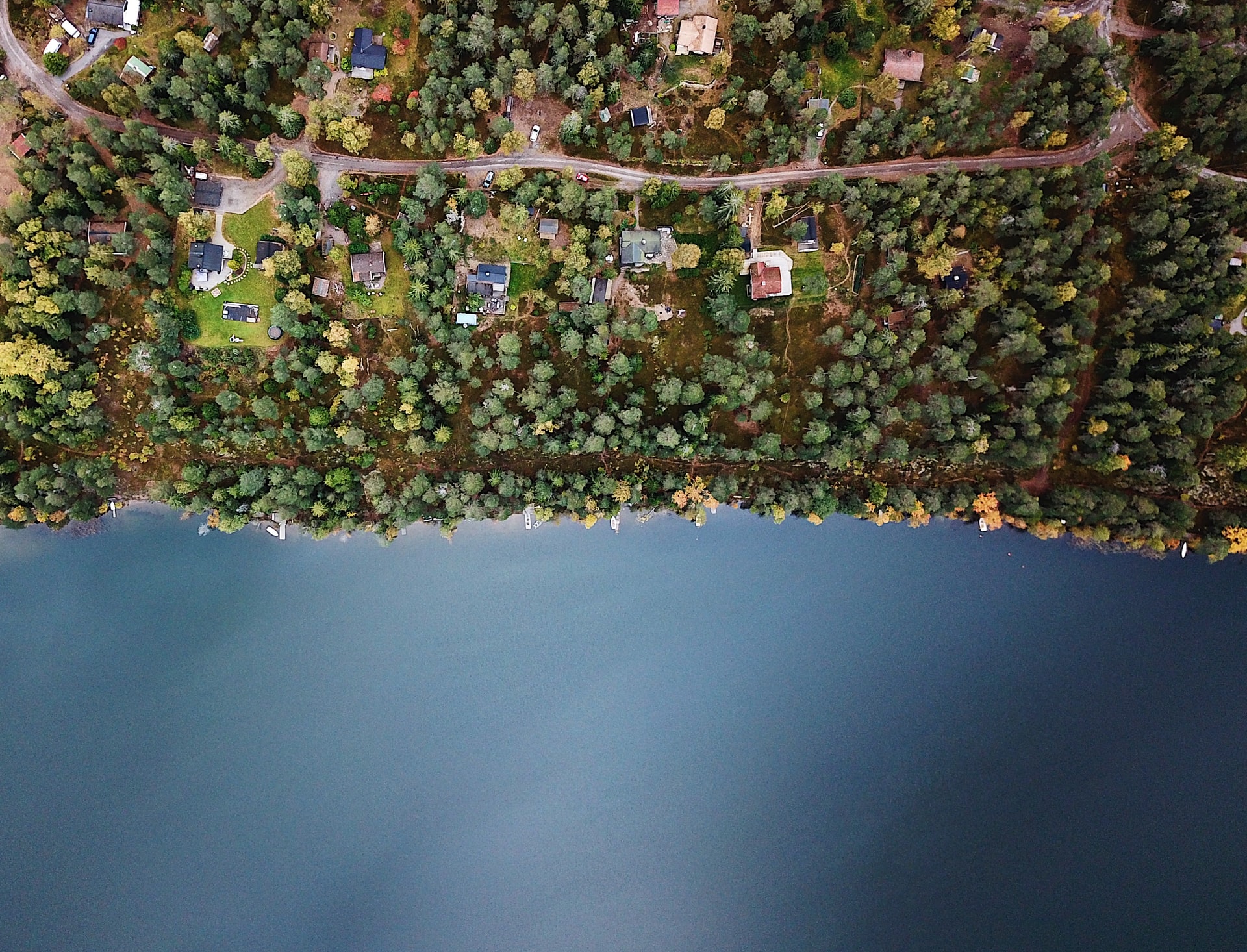 Vue en plongée d'un village au bord d'une étendue d'eau