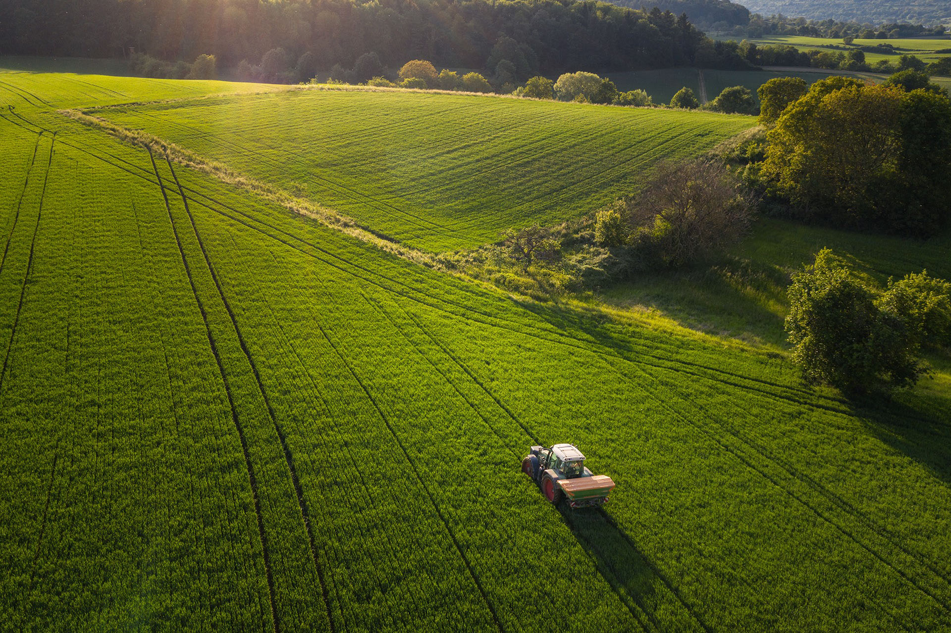Vue aérienne d'un champ dans lequel passe un tracteur