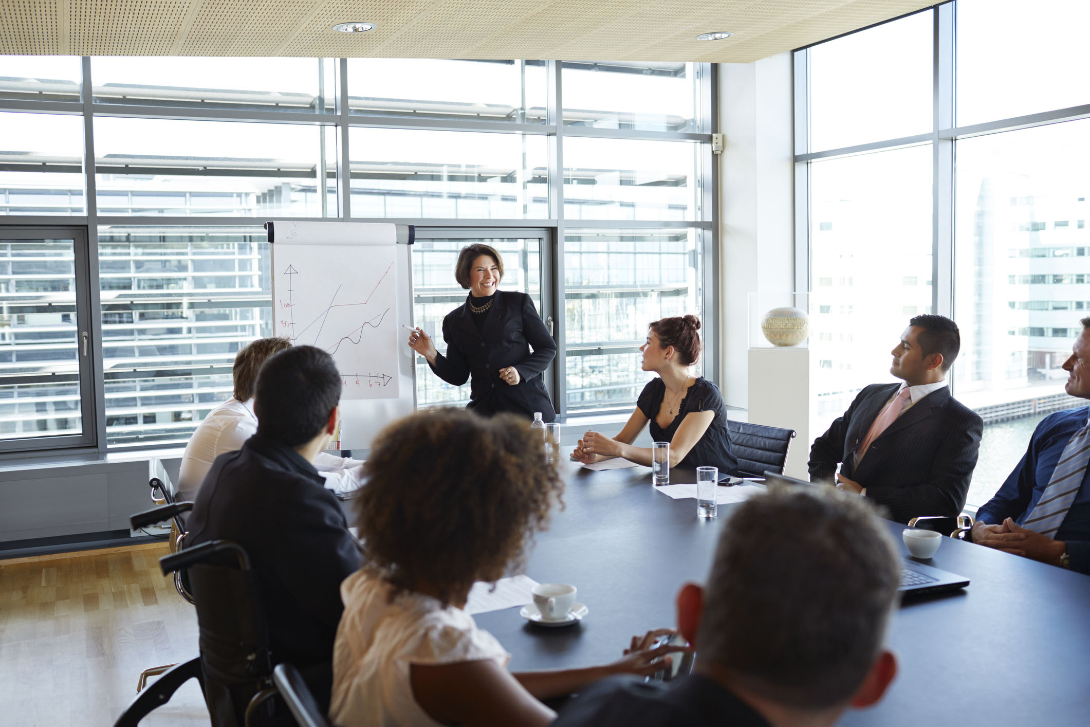 Une femme fait une présentation à d'autres personnes