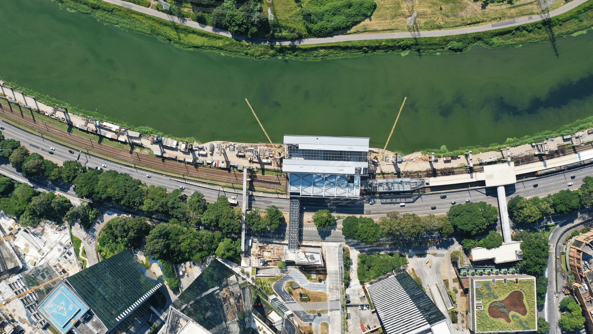 Vue en plongée d'une ville au bord d'un fleuve