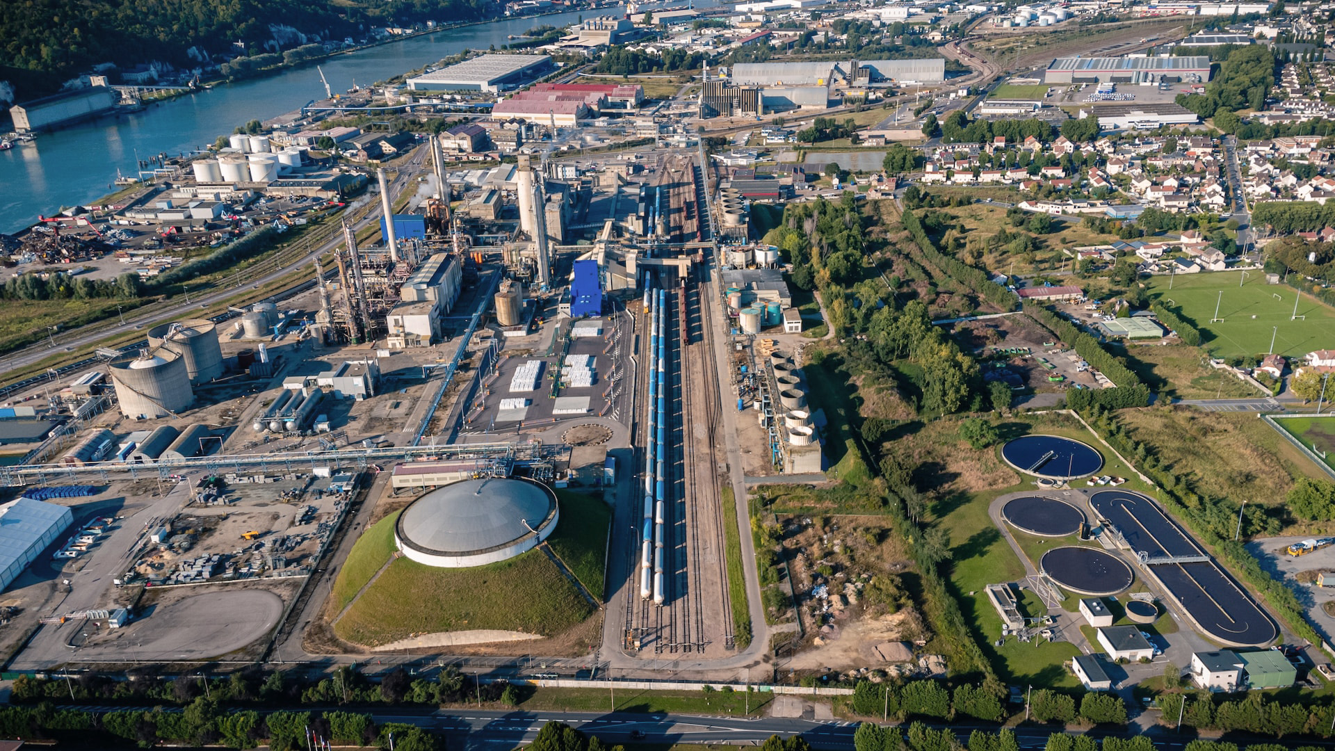 Vue aérienne d'une usine en bord de fleuve