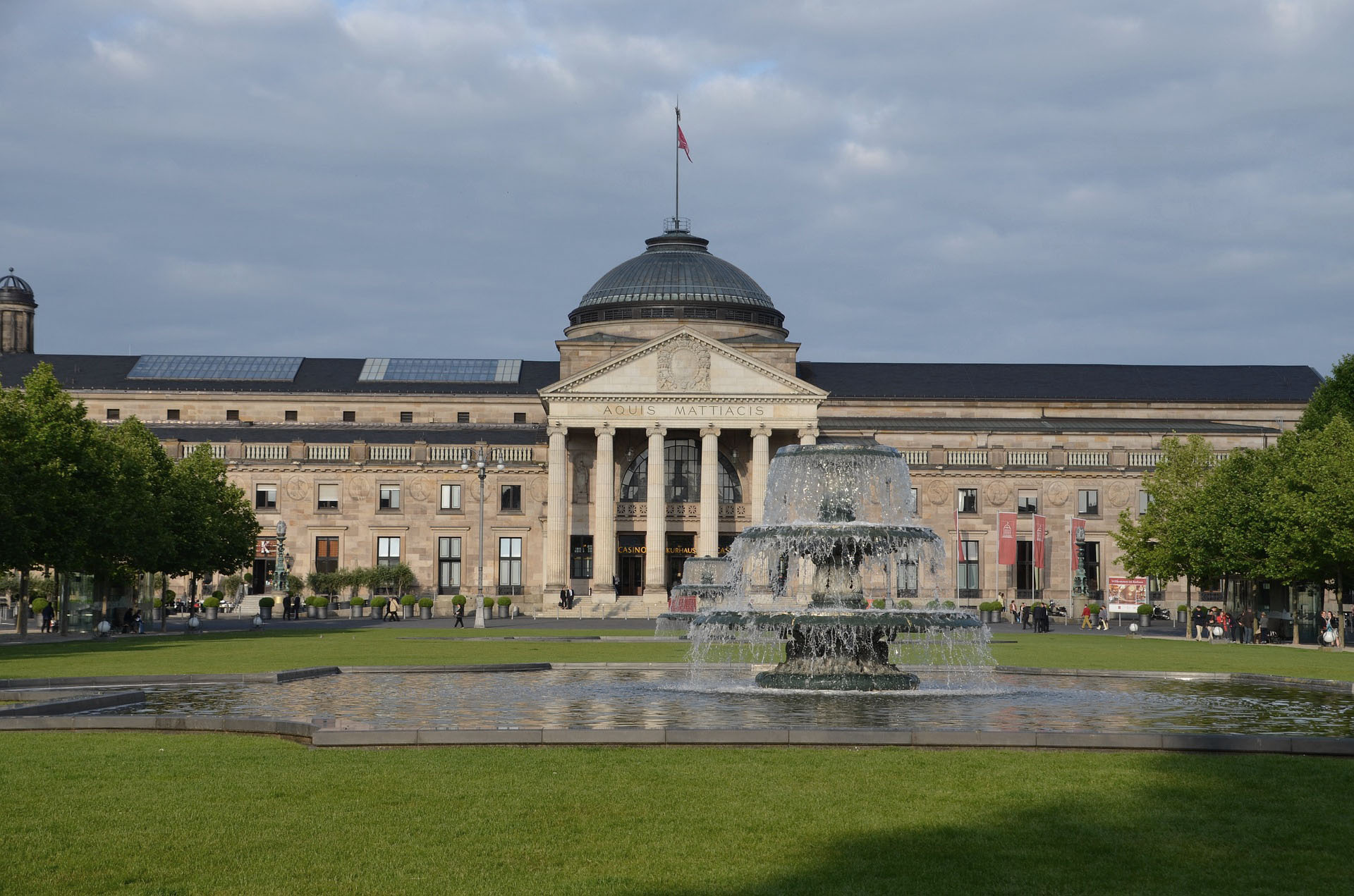 Vue d'une place et d'une fontaine de Weisbaden