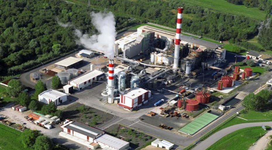 Vue en plongée d'une usine entourée d'arbres