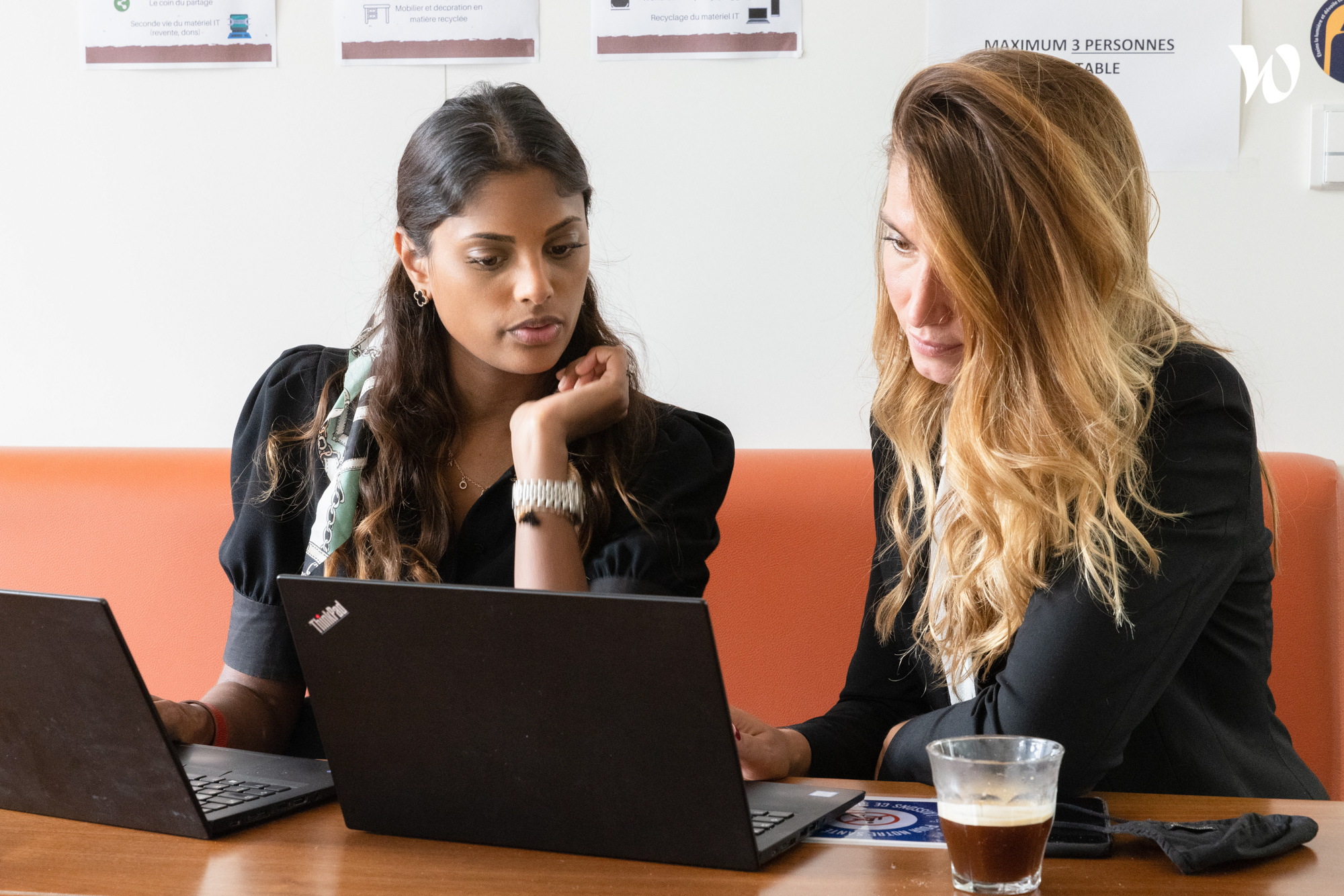 Deux femmes assises regardent un écran d'ordinateur