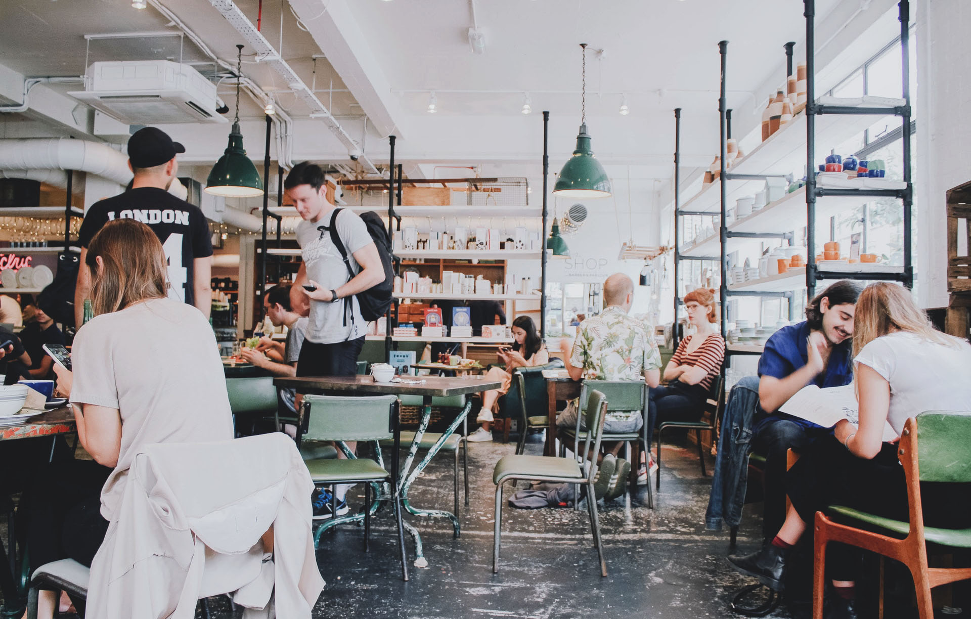 Vue de personnes assises et debout dans un restaurant