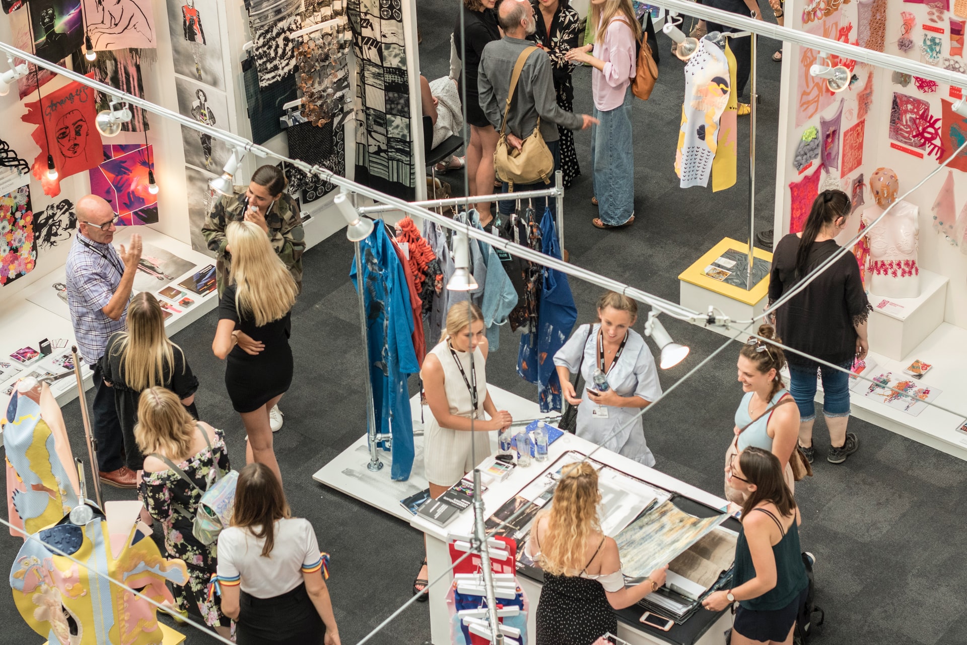 Vue en plongée de personnes dans une halle d'exposition professionnelle
