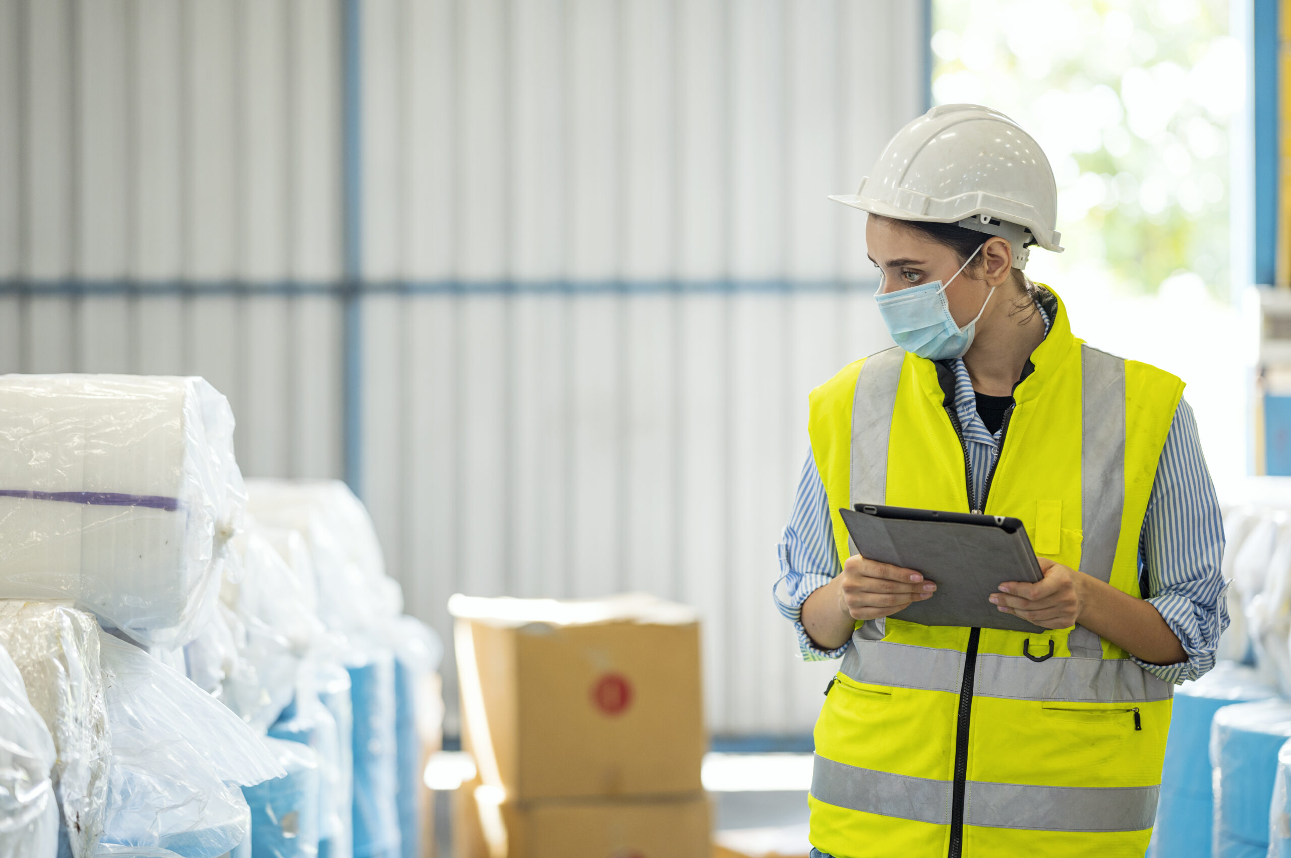 Persona en un almacen trabaja sobre una tablet