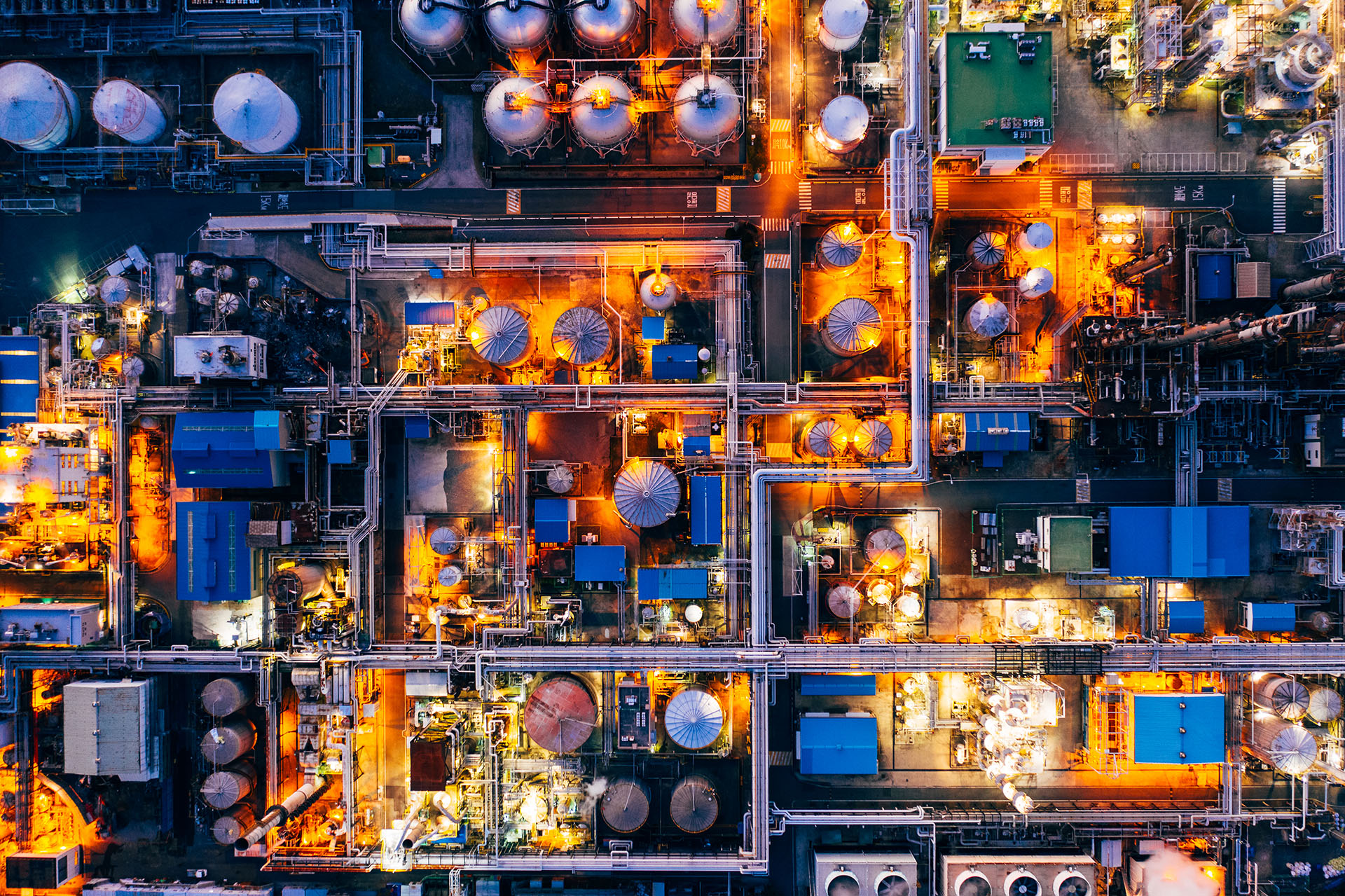 Vue aérienne d'une usine de nuit