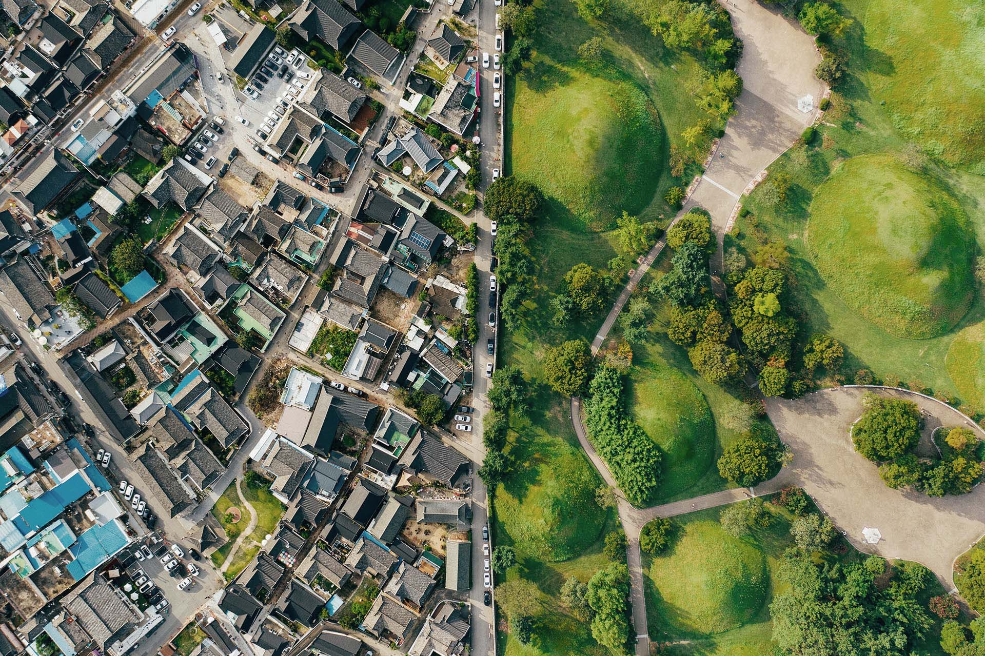 Vue aérienne d'une ville et d'un parc