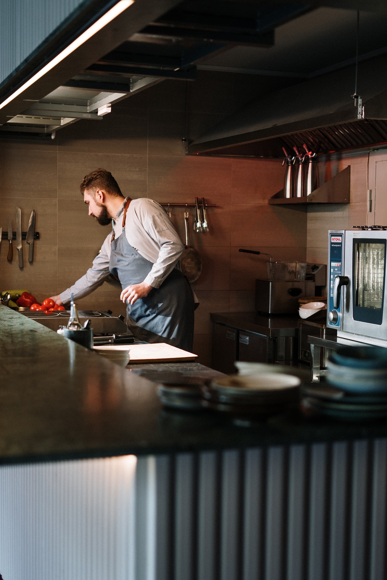 Un homme blanc travaille dans une cuisine professionnelle