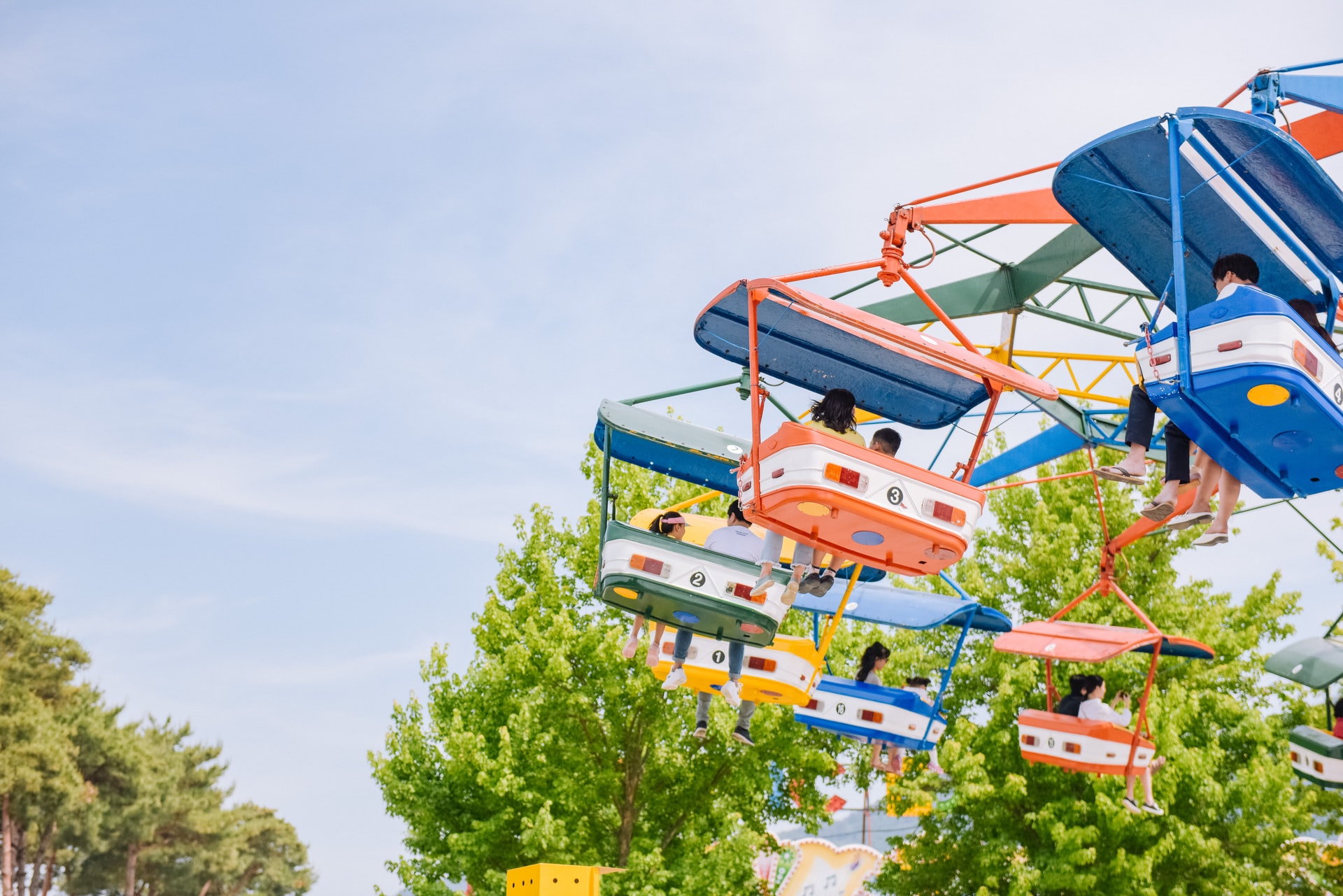 Personnes dans les nacelles d'une attraction de fête foraine