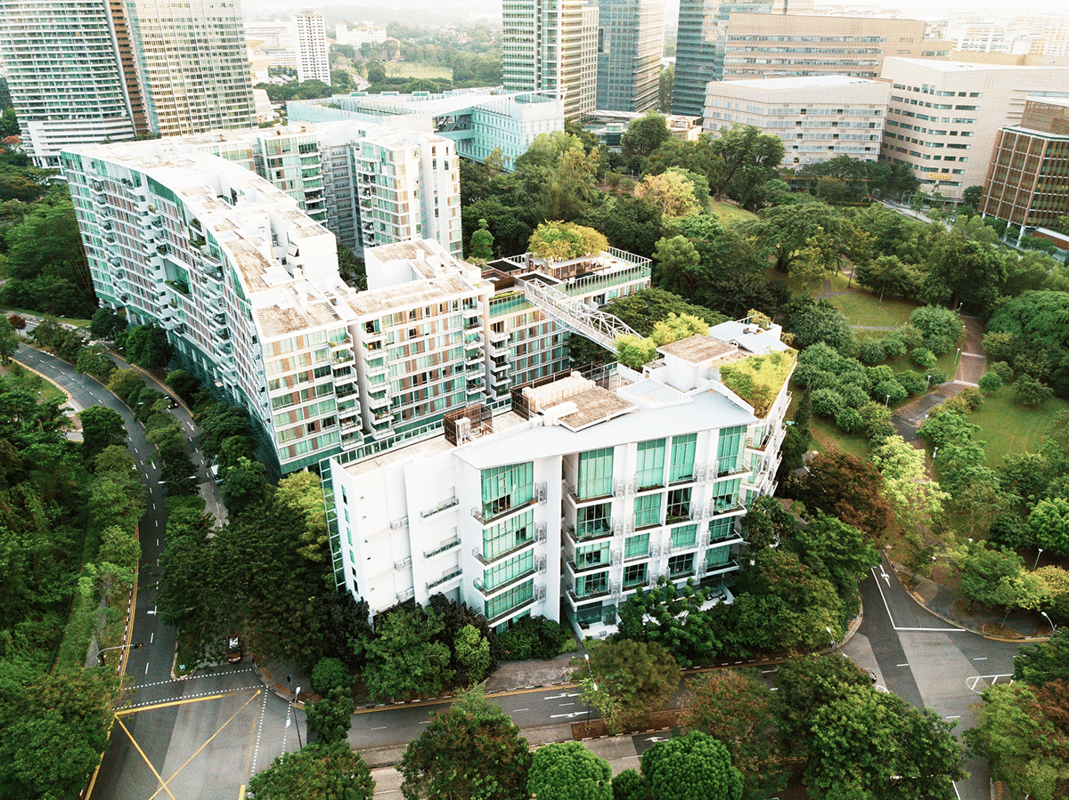 Vue en plongée d'un immeuble entouré d'arbres