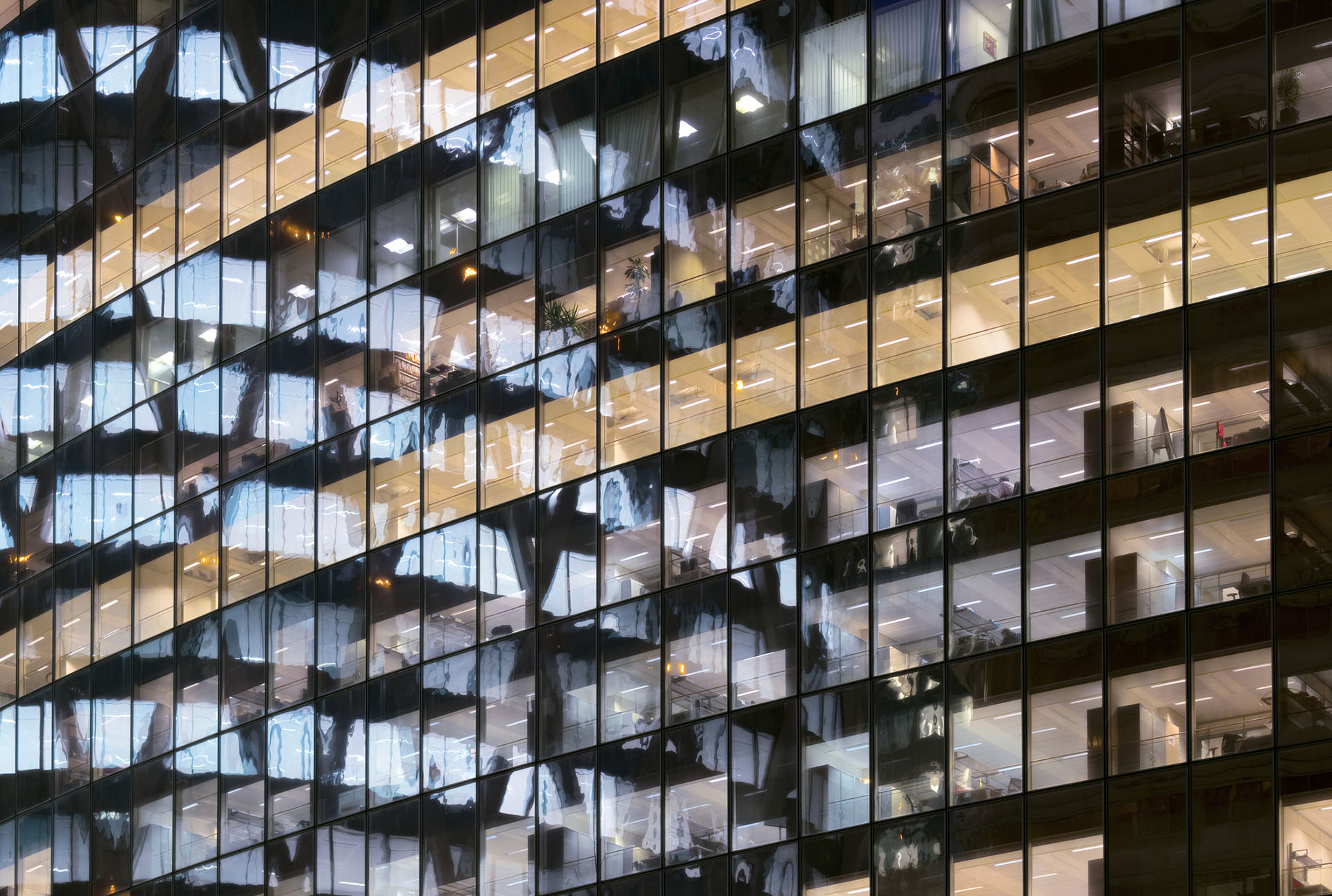 Façade d'un immeuble de bureaux illuminé de nuit