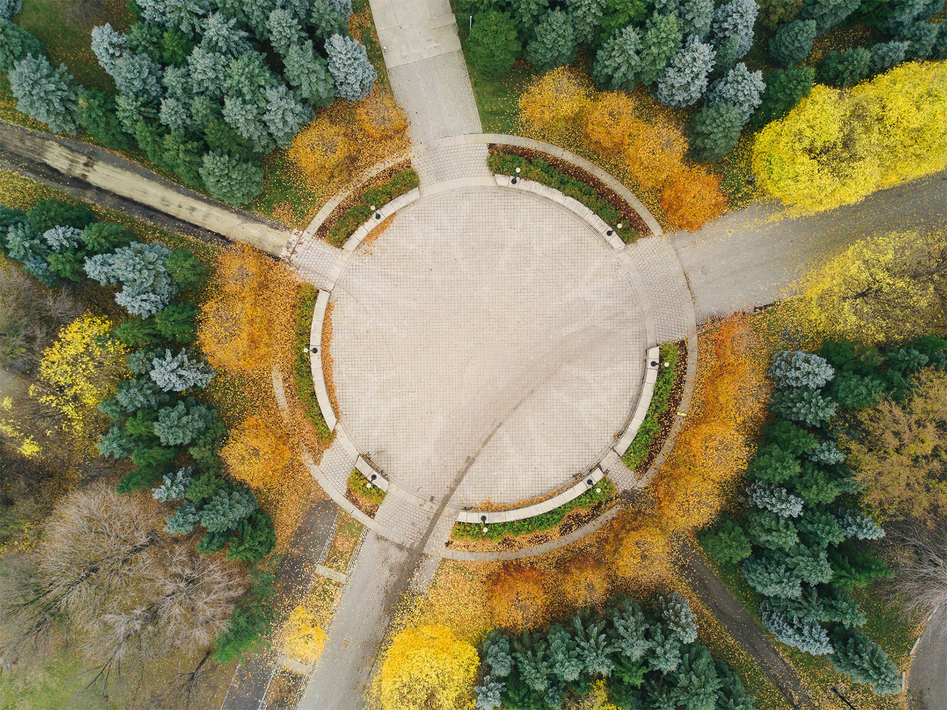 Veduta dall'alto di una piazza circolare circondata da alberi