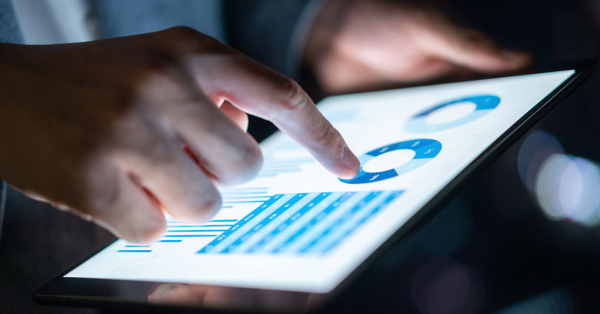 Mains d'une personne blanche utilisant une tablette