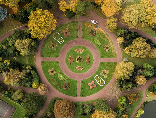 Vue en plongée d'un aménagement végétal de parc en forme d'oeil