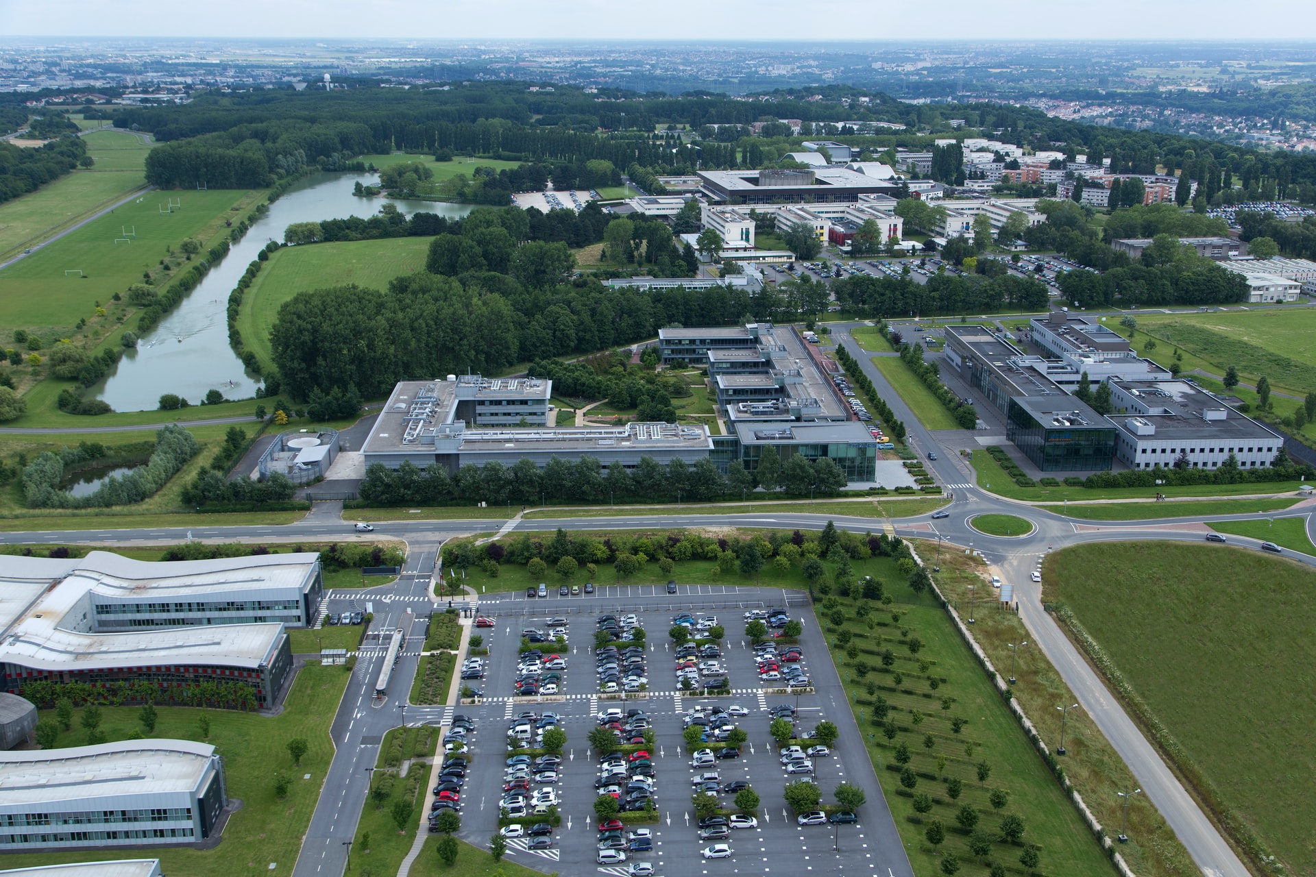 Vue aérienne des bâtiments de l'Ecole Polytechnique à Saclay