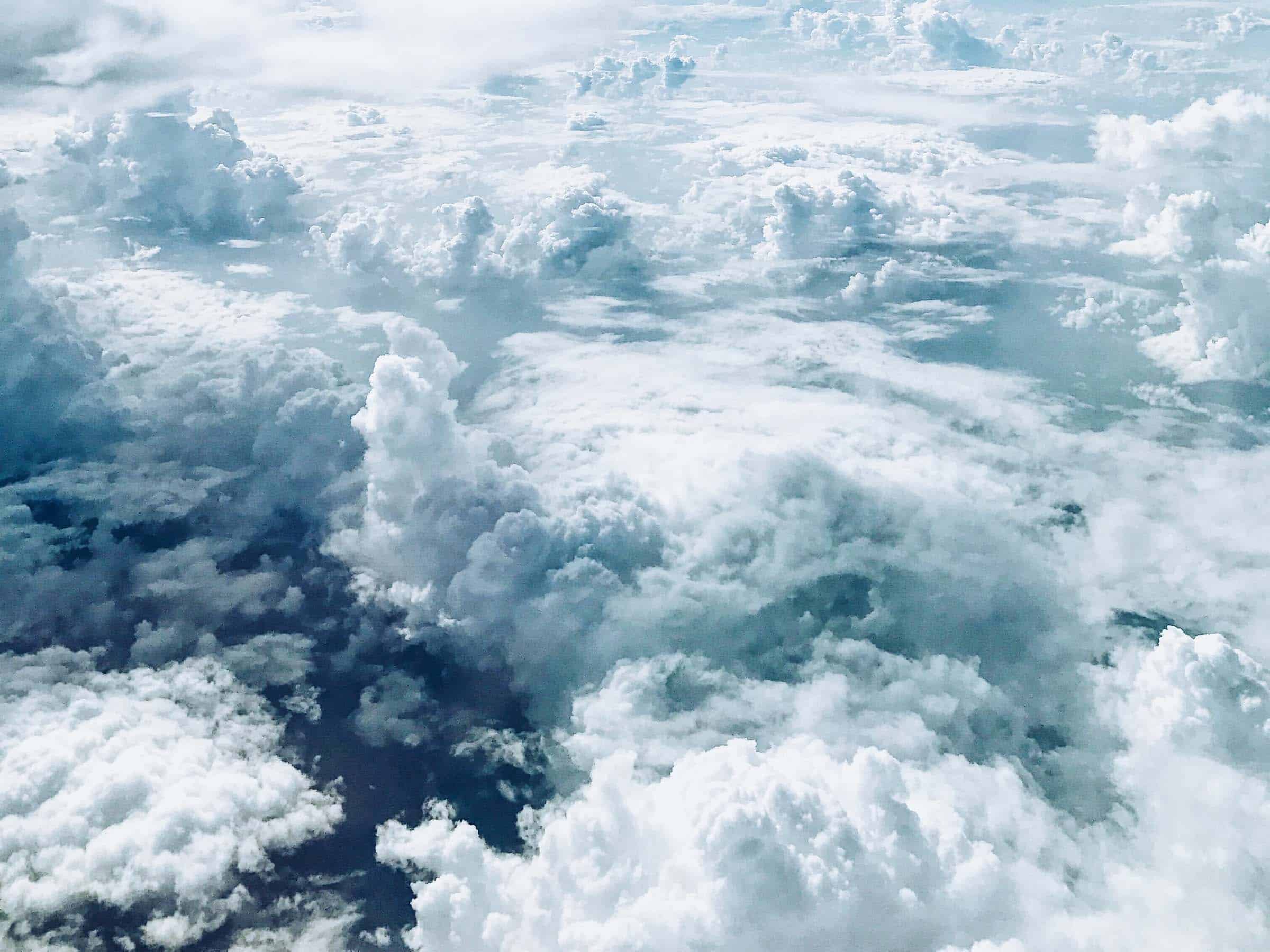 Nuages blancs au-dessus de la mer
