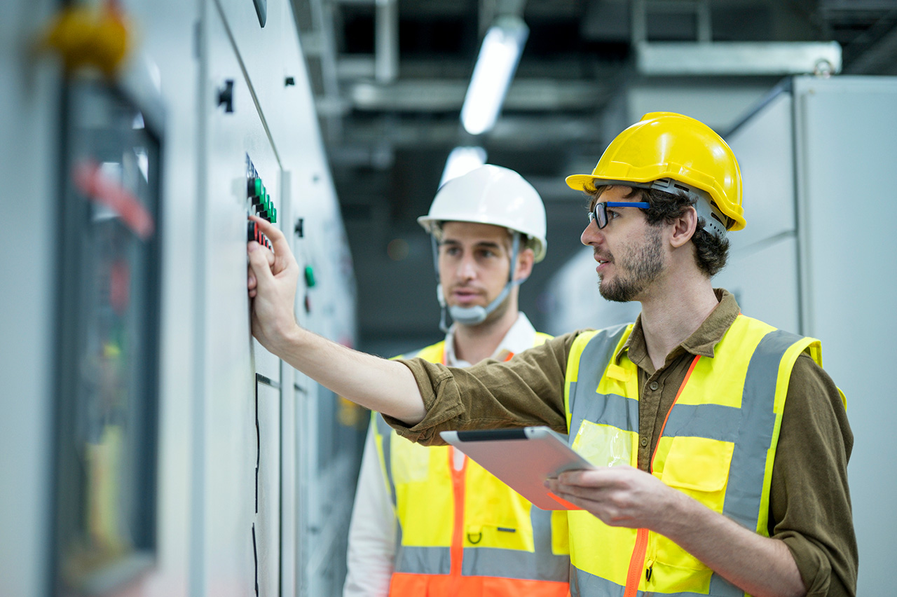 2 ingénieurs réglant un système de management de l'énergie