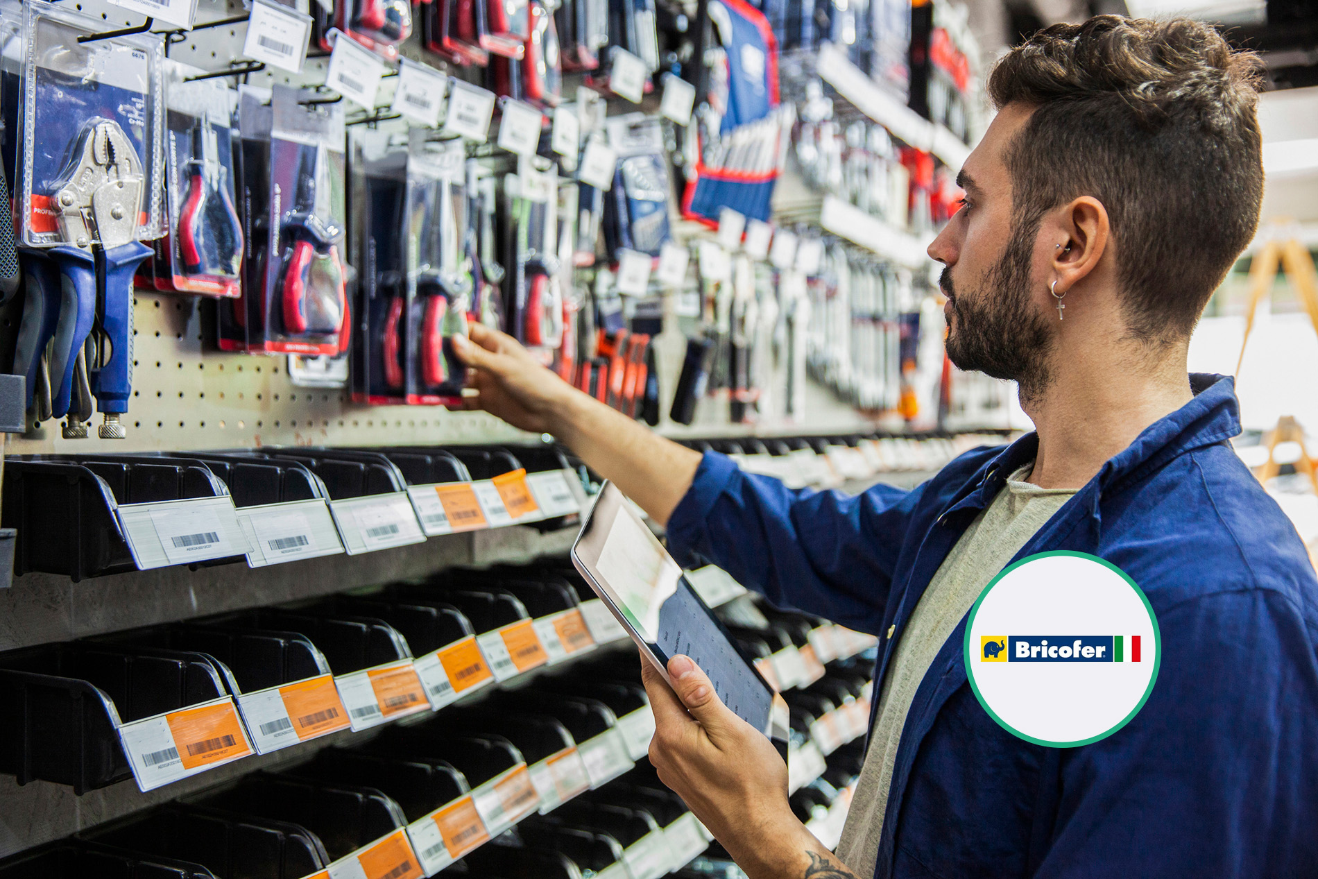 Uomo in un negozio di bricolage
