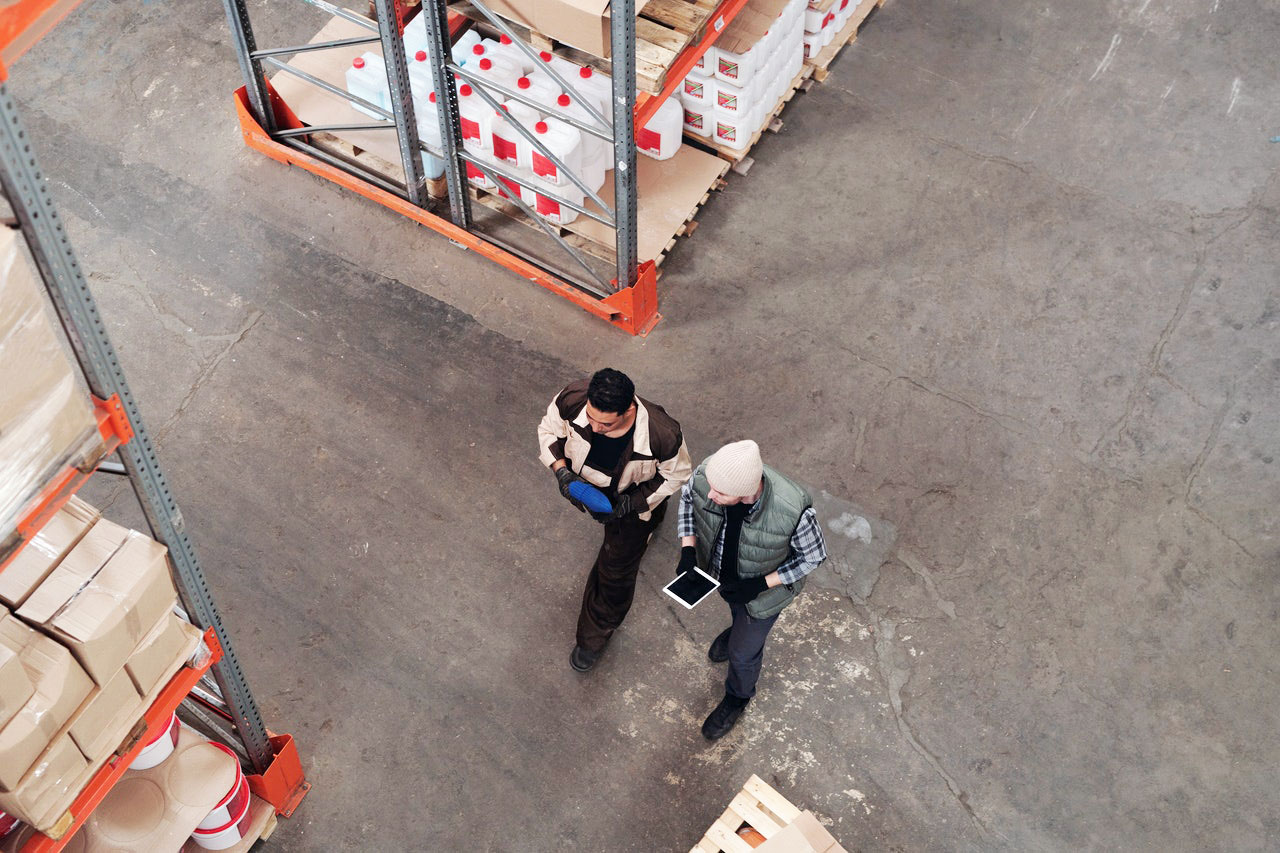 Persone in un deposito