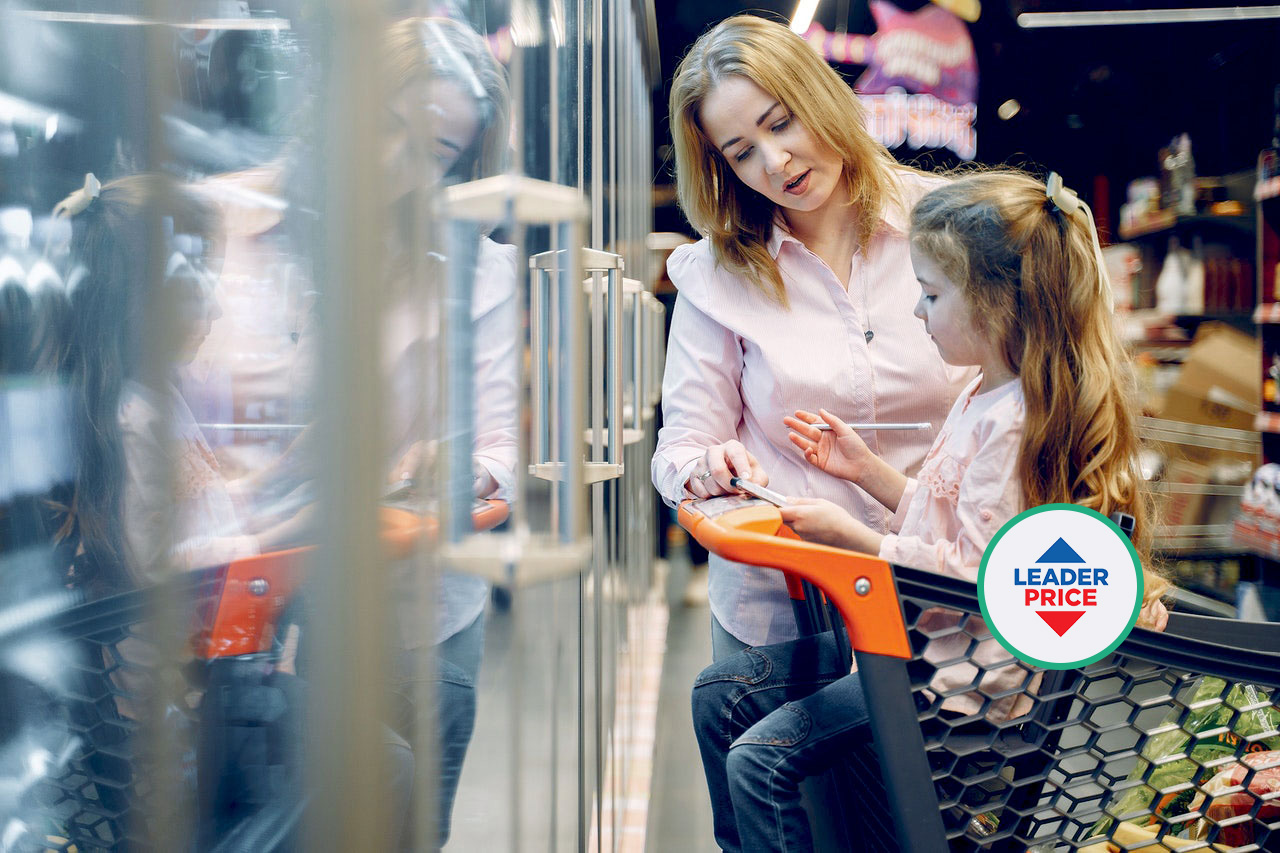 Donna e bambina in un ipermercato