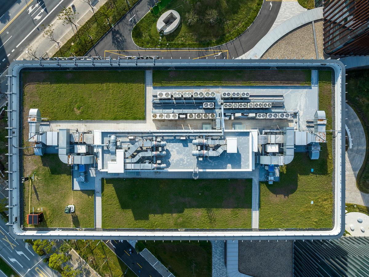 Vue éarienne d'un système de ventilation et climatisation sur un toit de bâtiment végétalisé