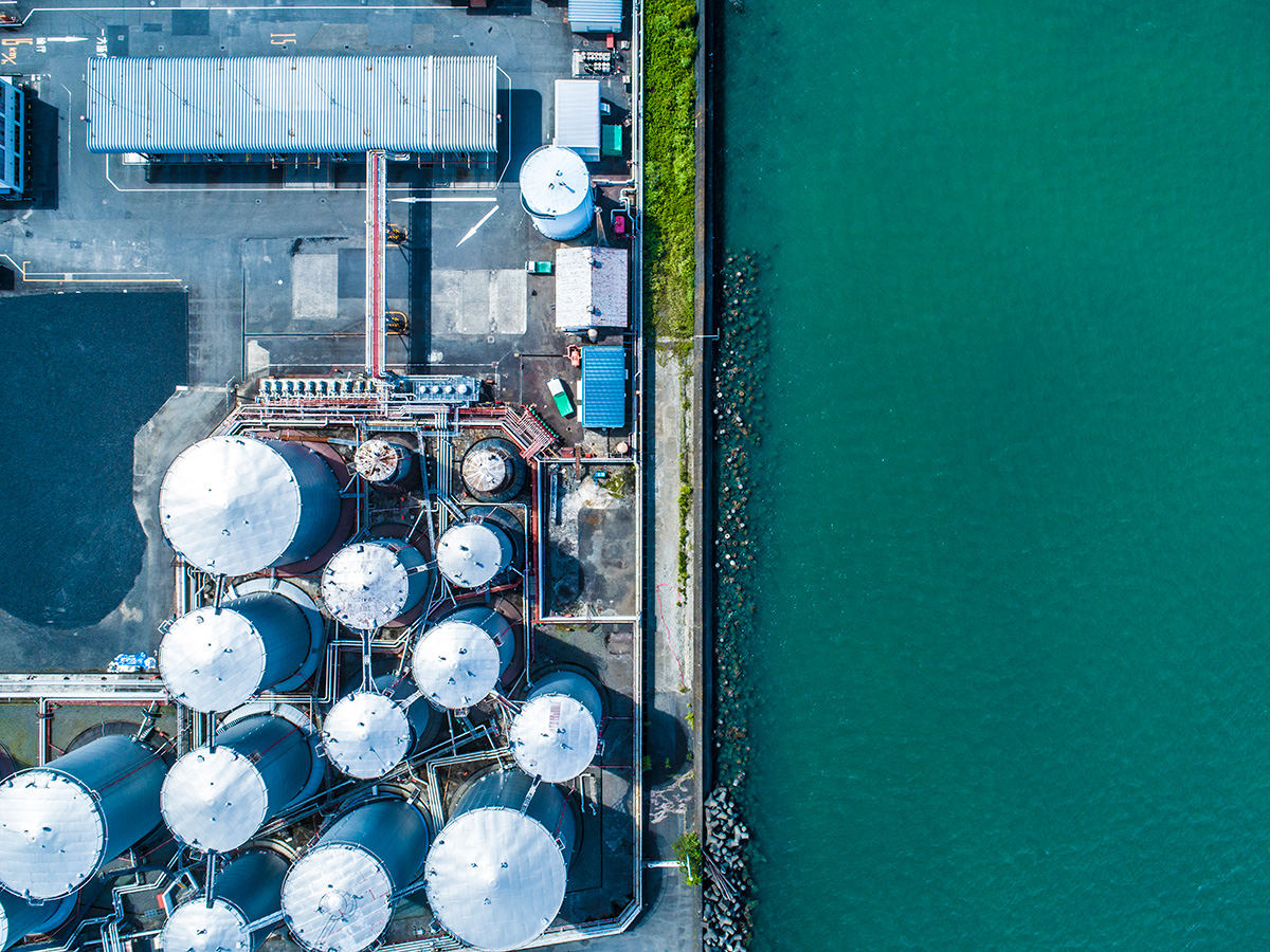 Vue aérienne d'une usine au bord de l'eau