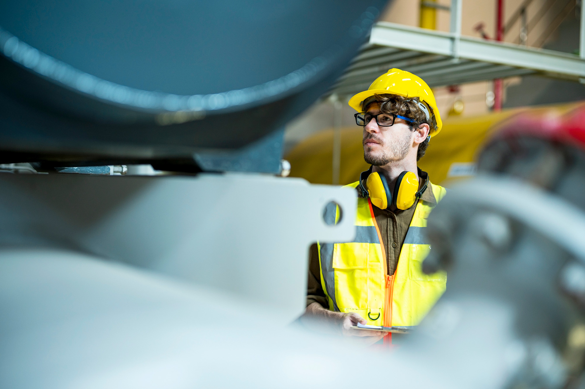 Un homme blanc portant des lunettes devant une chaudière