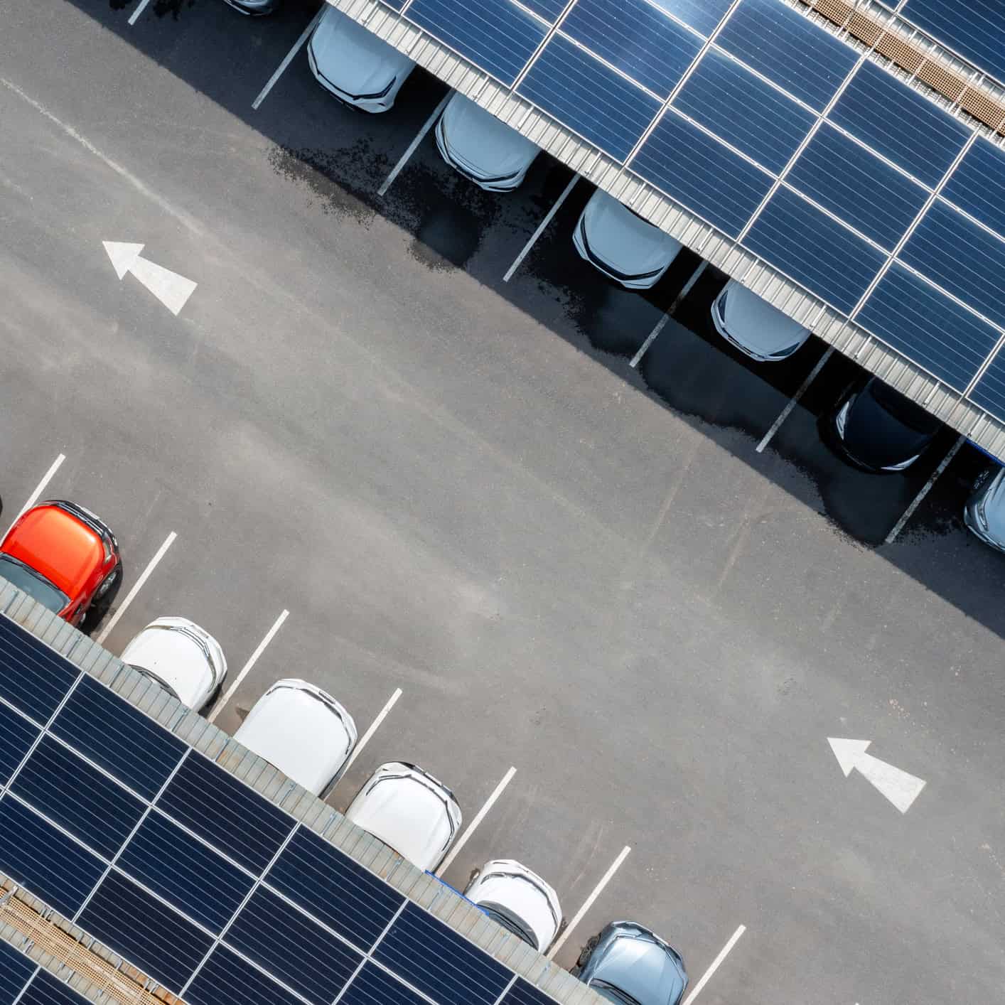 Vue aérienne d'ombrières solaires sur un parking