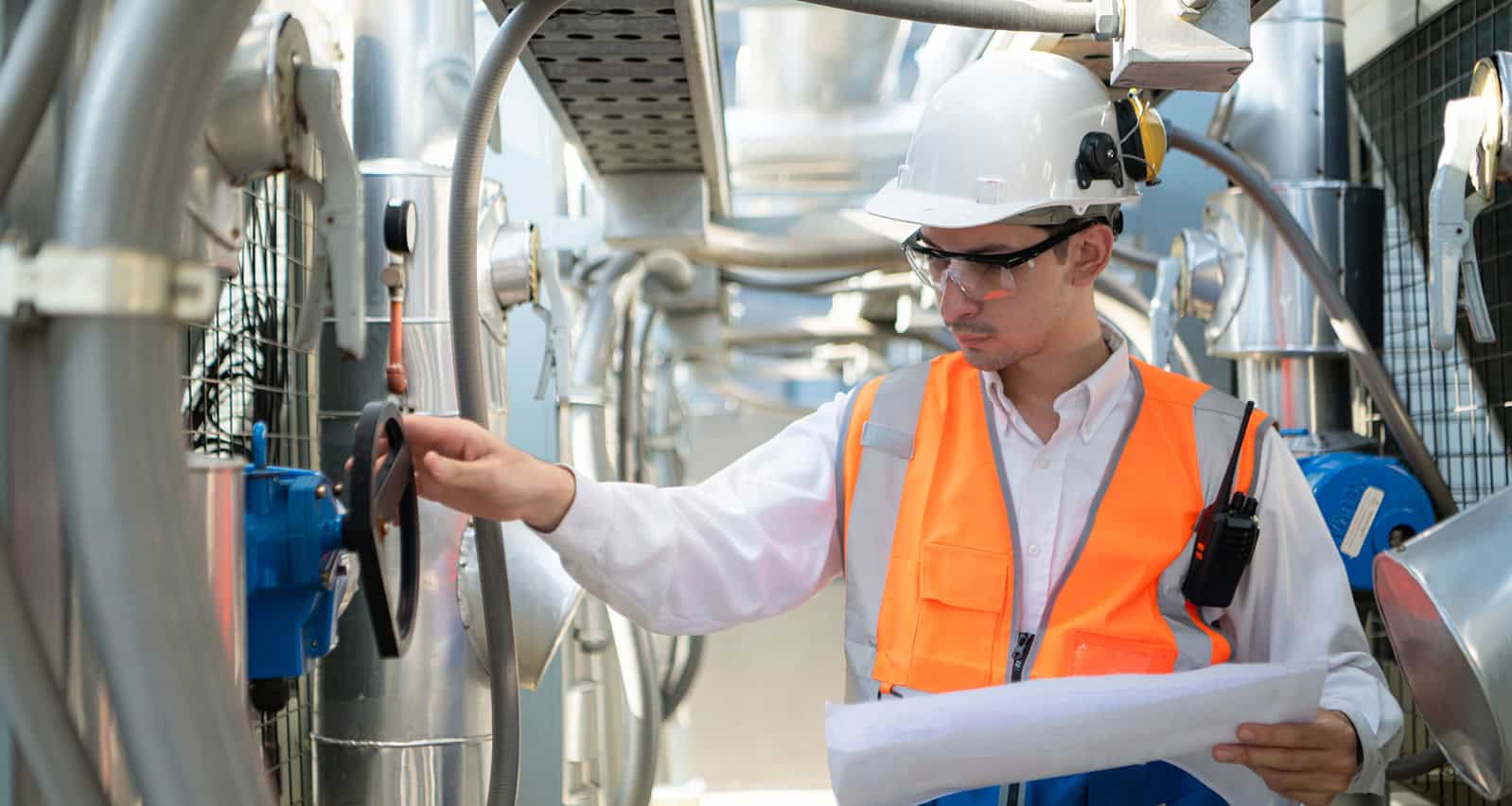 Un' uomo in una fabbrica