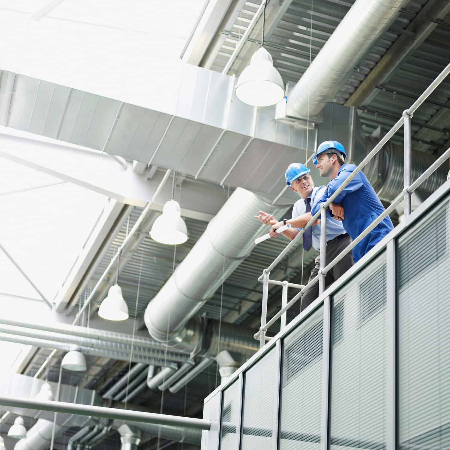 Due uomini in una fabbrica