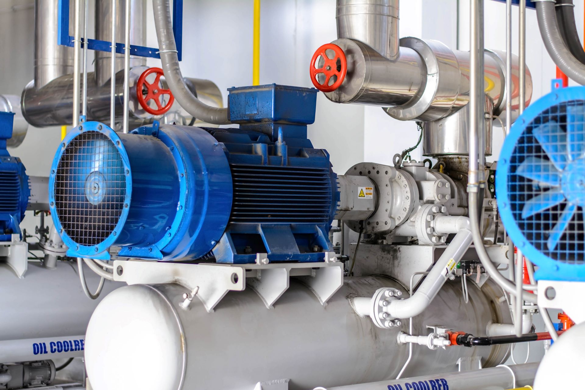 Compresseur bleu dans une usine