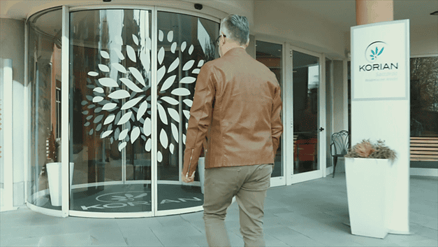 Un'uomo caminando fra le porte di un locale Korian