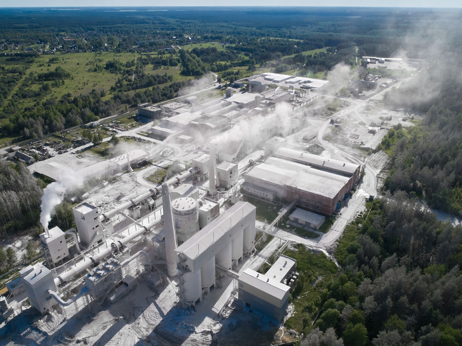 Vue aérienne d'une usine de traitement des roches calcaires