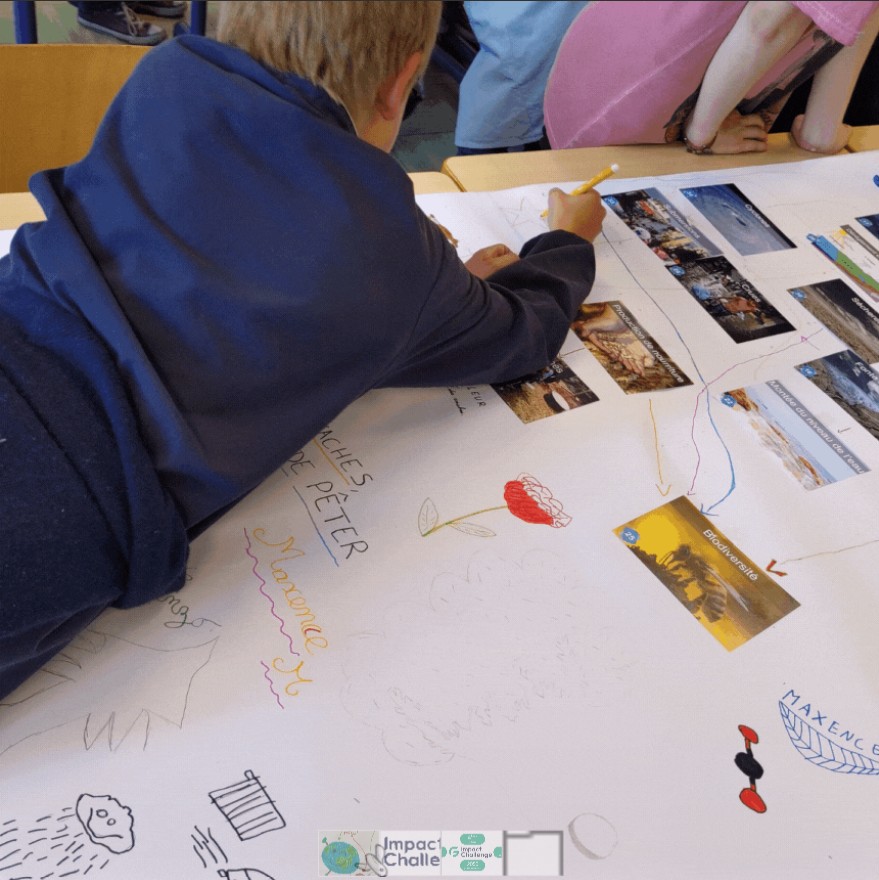 Enfant dessinant sur une feuille