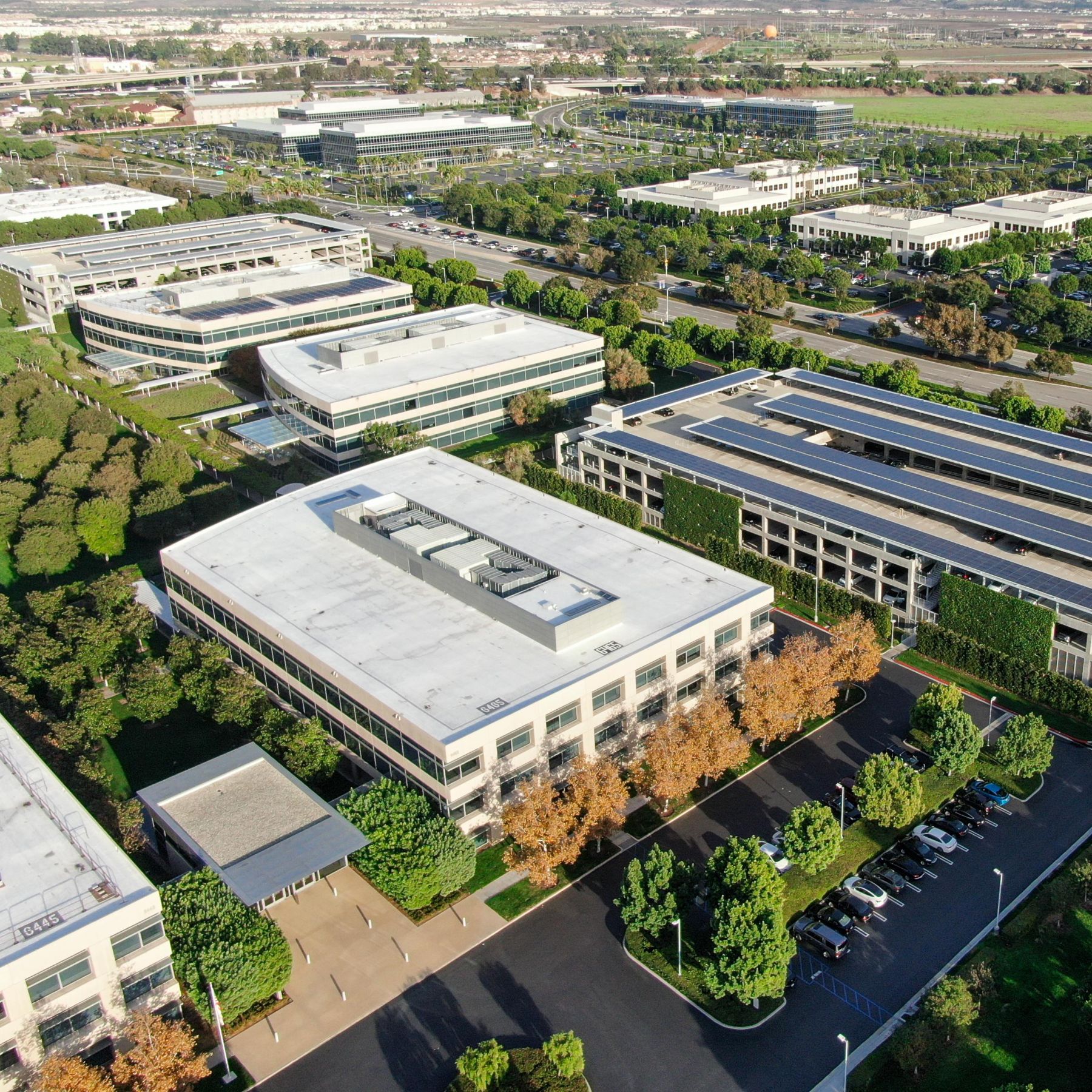 Vue aérienne d'une zone d'activité économique