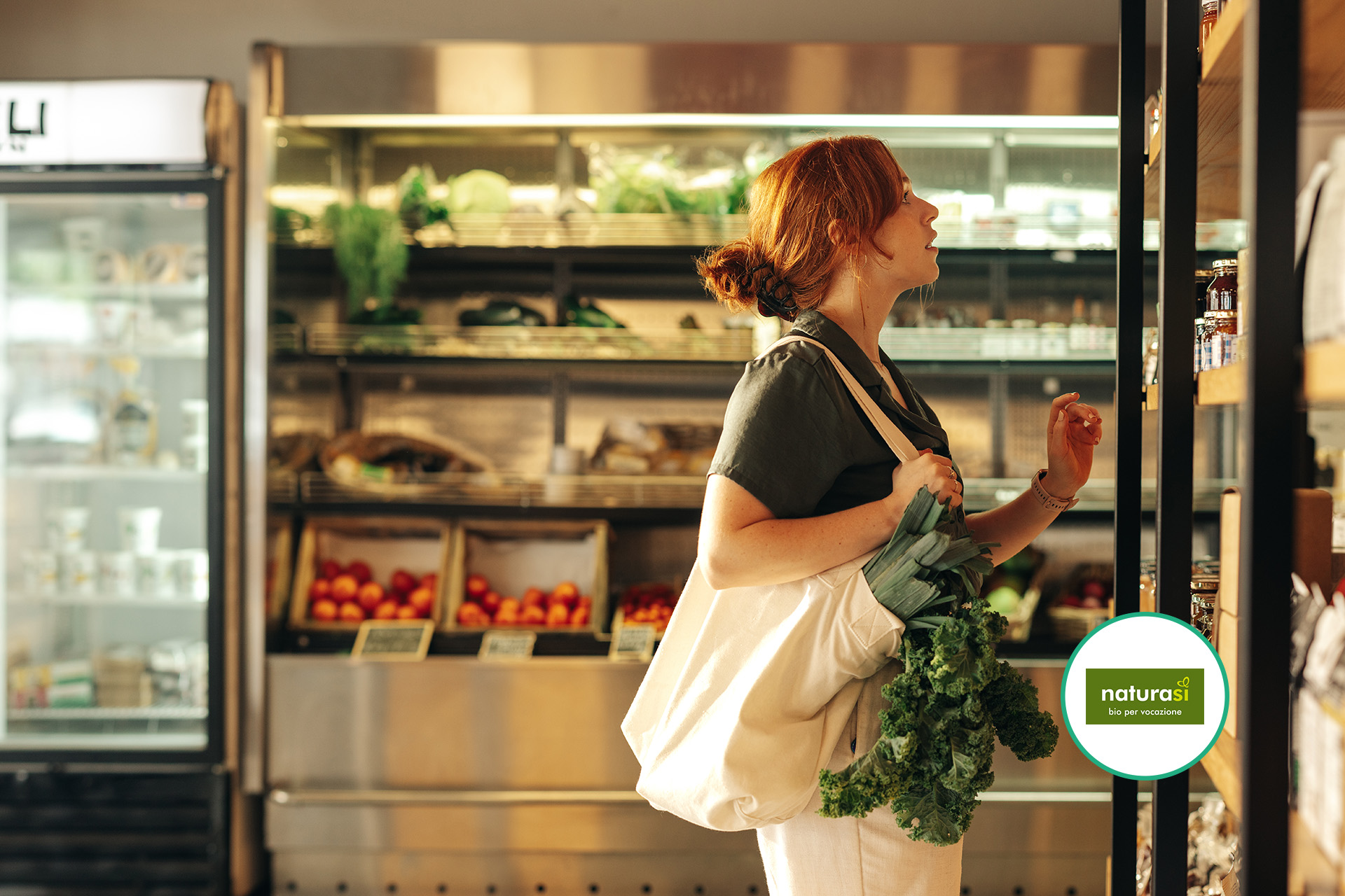 Donna in un supermercato guardando prodotti