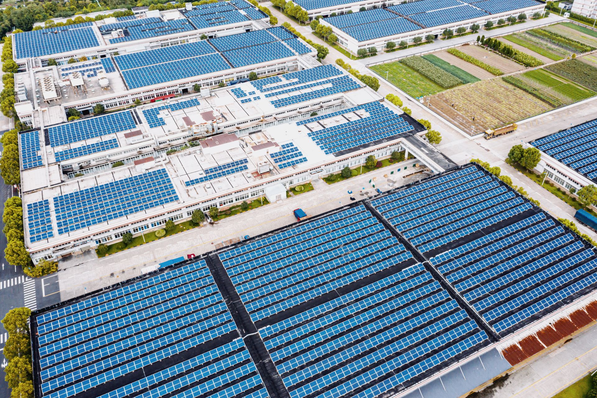 Vista aerea di un impianto fotovoltaico