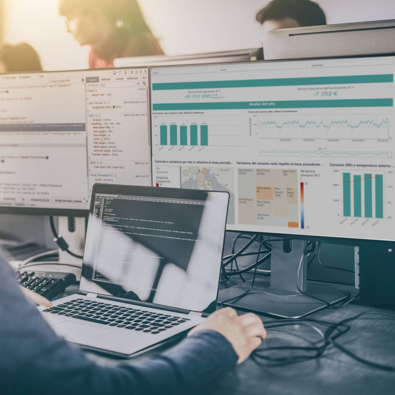 Un'uomo lavorando sul laptop