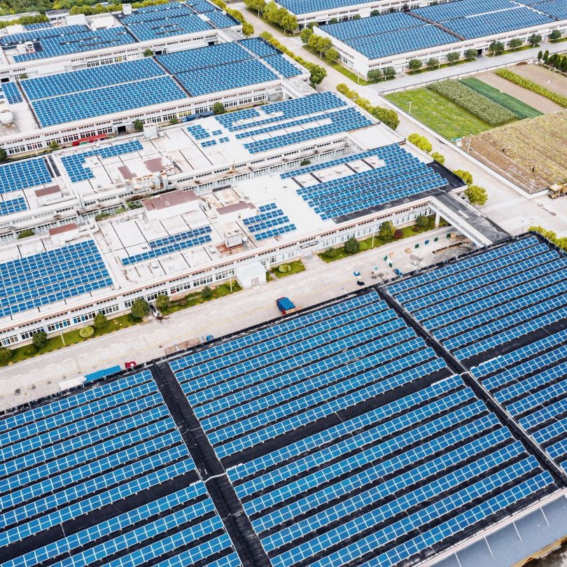 Vista aerea di un impianto fotovoltaico