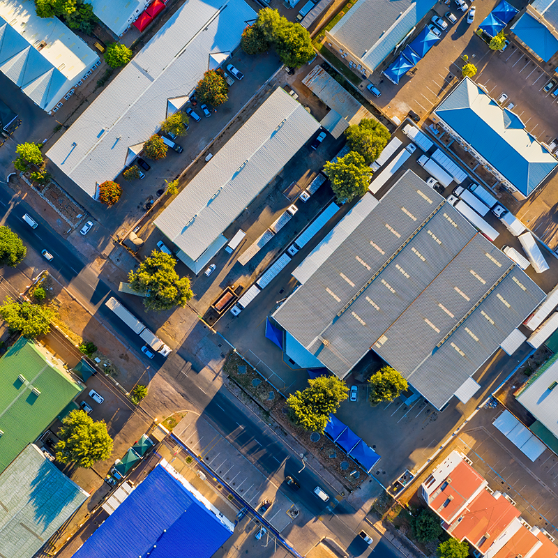 Vue aérienne d'une zone d'activité commerciale