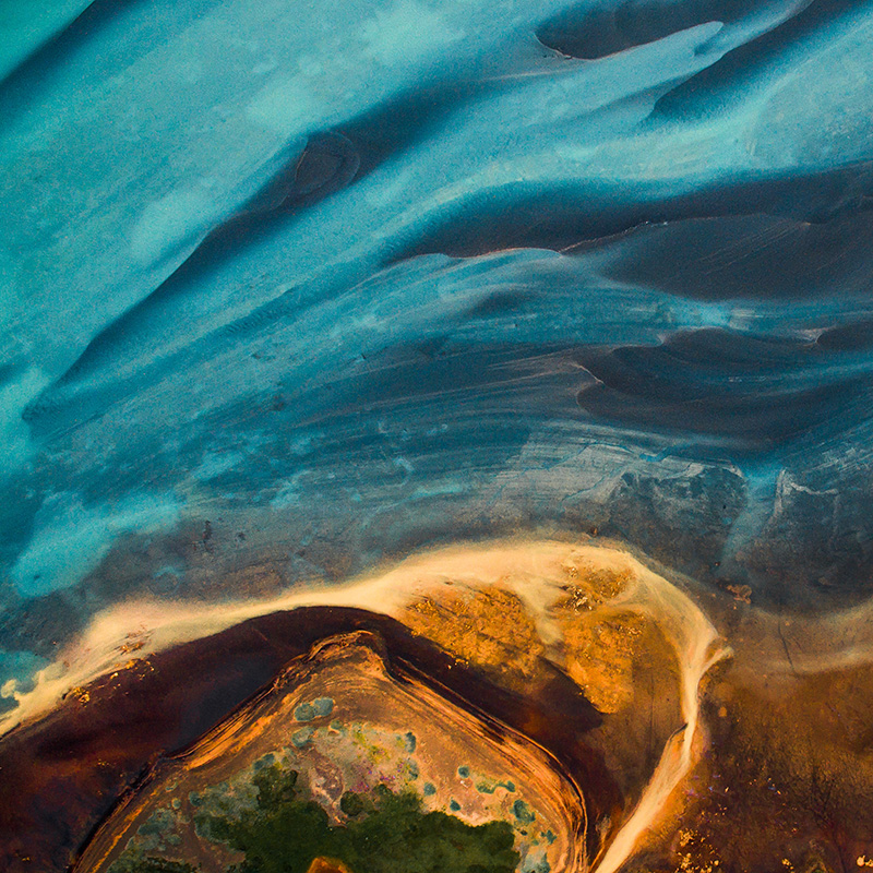 Vue aérienne d'un glacier bleu et d'une langue de terre jaune