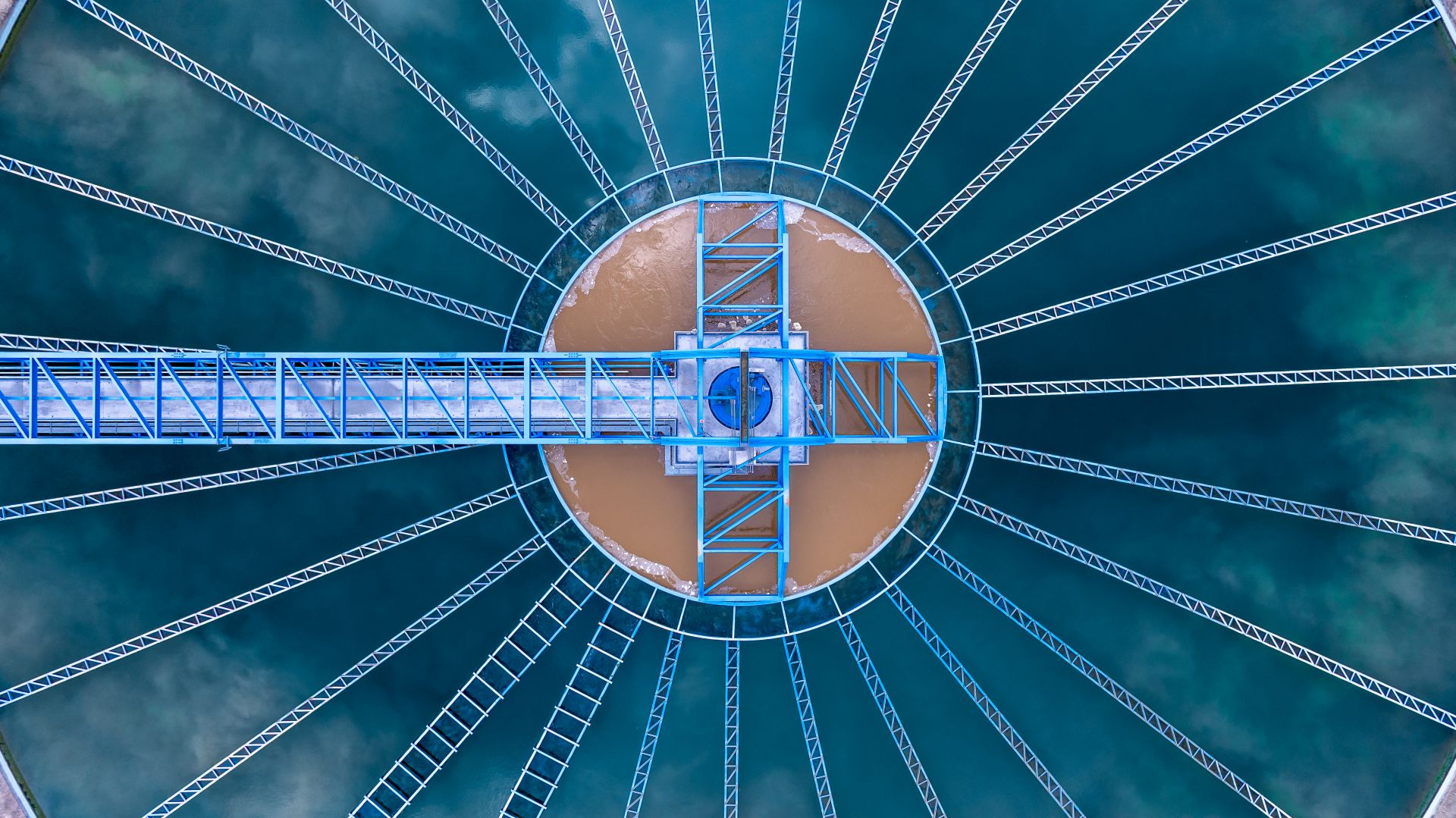 Vue aérienne d'un réservoir de purification circulaire sur une installation de traitement d'eau