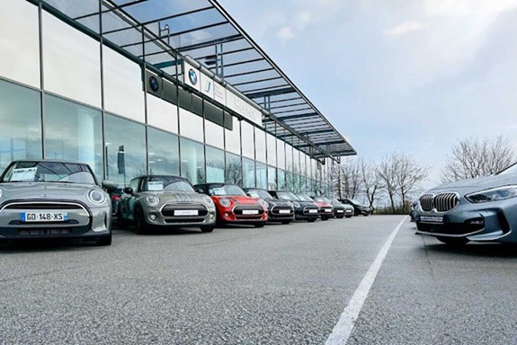 Voitures Mini devant une concession Pautric